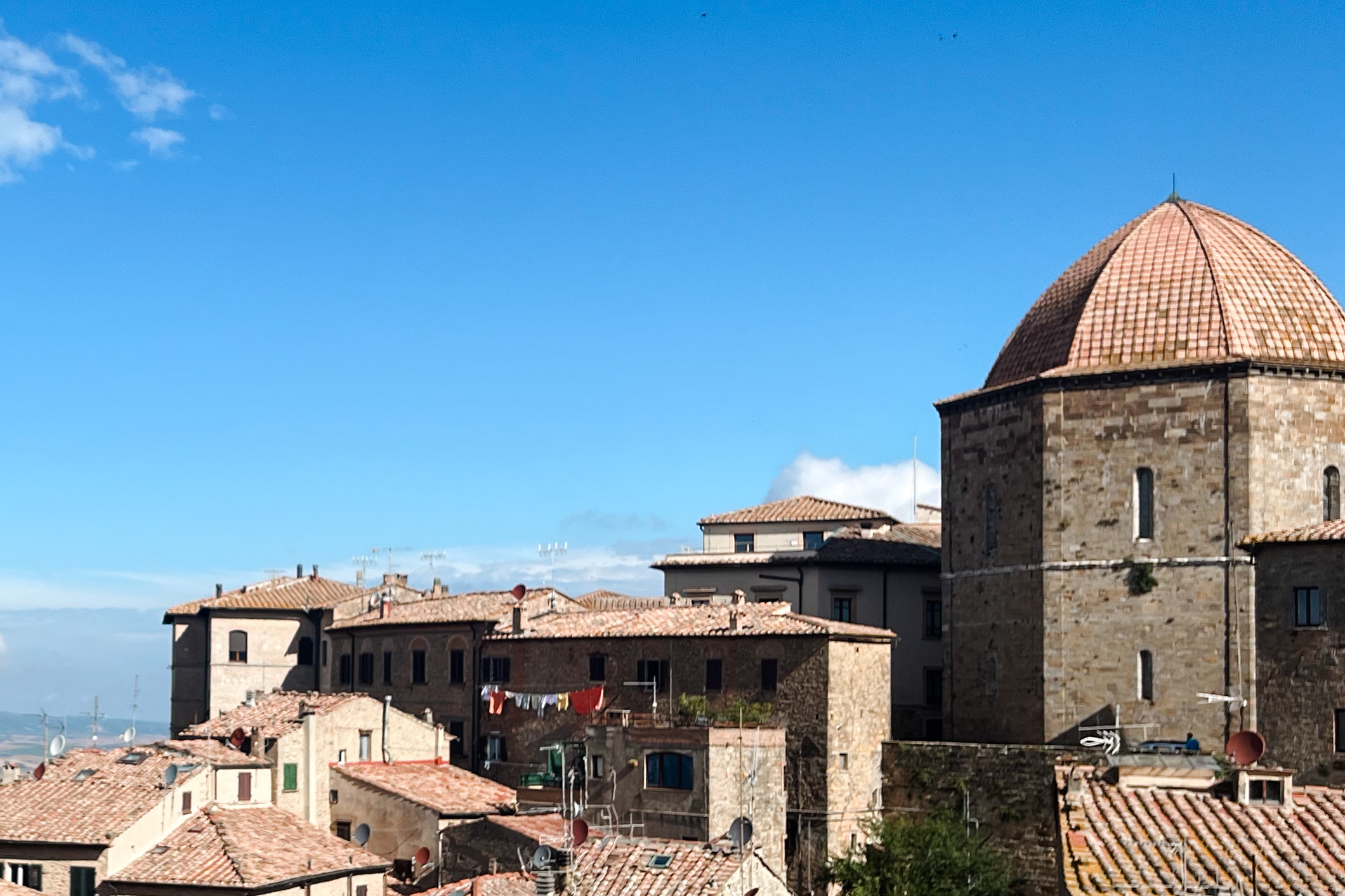 A view of buildings on a hillside in Tuscany near the Cetamura dig site. 